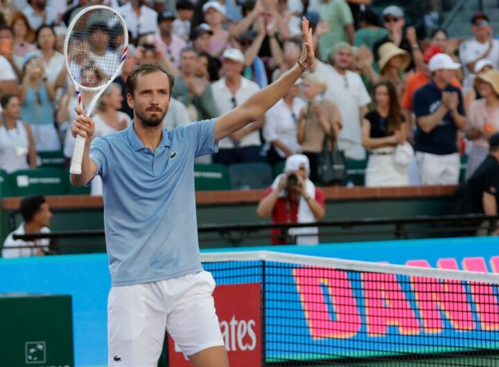 Daniil Medvedev hands Carlos Alcaraz 1st loss of '26 at Indian Wells