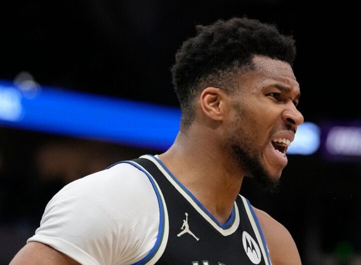 Sources: Giannis to miss at least 1 week due to knee injury