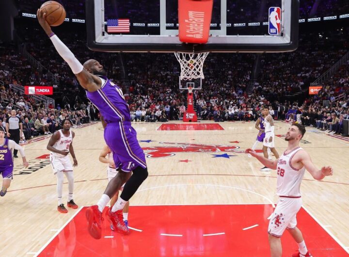 LeBron James' 6 dunks vs. Rockets key Lakers' 7th straight win