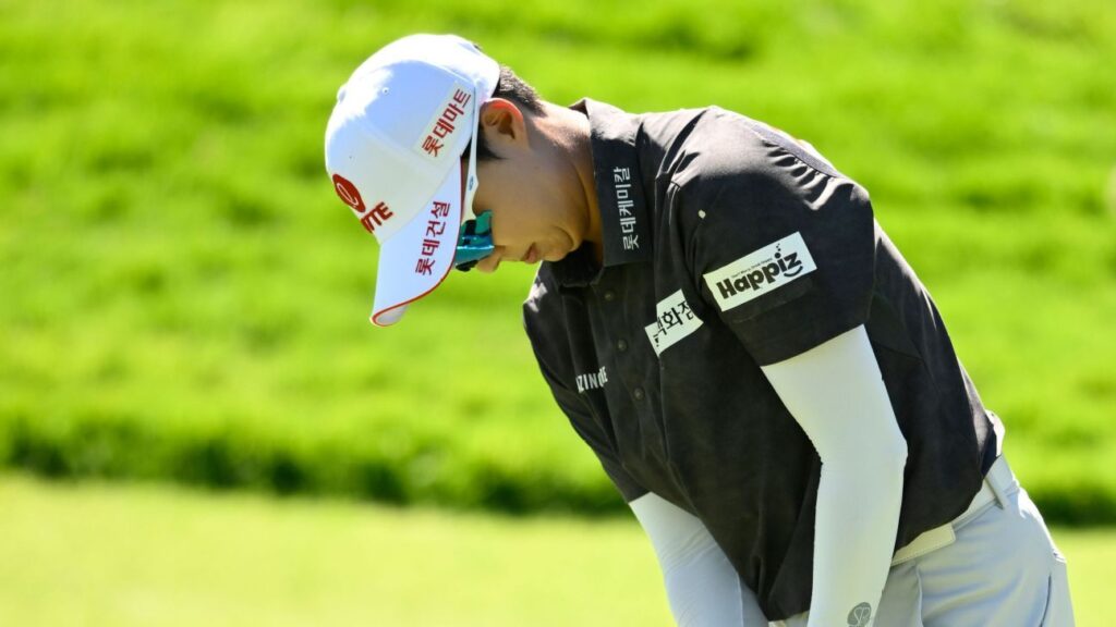 Hyo Joo Kim eagles 18th hole, leaders Founders Cup by 2 shots