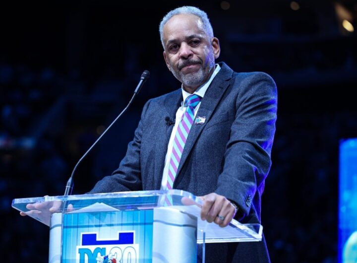 Charlotte Hornets retire Dell Curry's No. 30 jersey