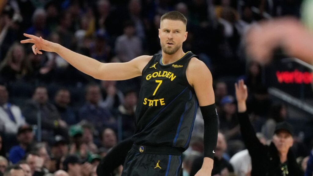 Kristaps Porzingis leaves Warriors' loss with lower back spasms