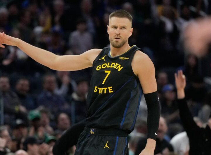 Kristaps Porzingis leaves Warriors' loss with lower back spasms