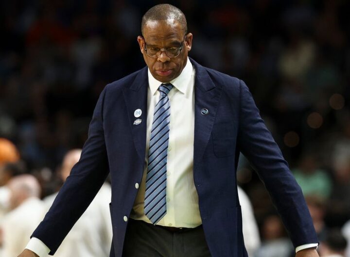 Sources: UNC, Davis discussing future after tournament loss
