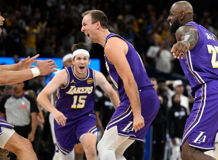 Kennard hits last-second 3 as Lakers win on LeBron's record day