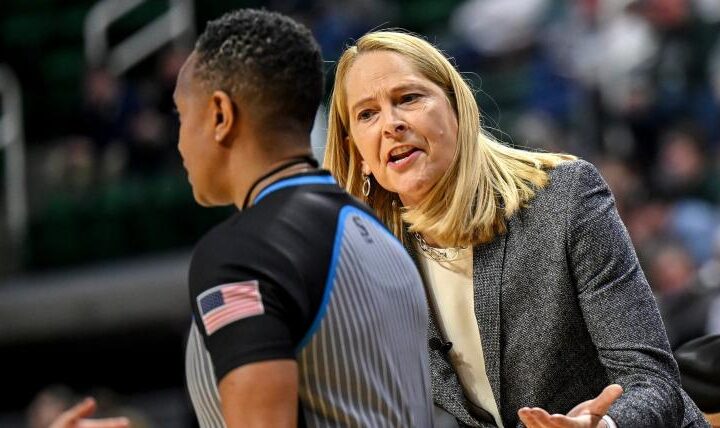 Maryland coach Brenda Frese, star Oluchi Okananwa involved in tense, but motivating coaching moment
