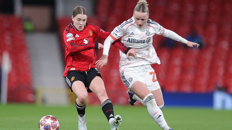 Jess Park of Manchester United battles for possession with Bayern Munich's Franziska Kett 