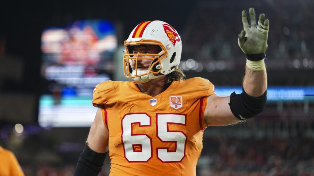 Dan Feeney re-signs with Buccaneers
