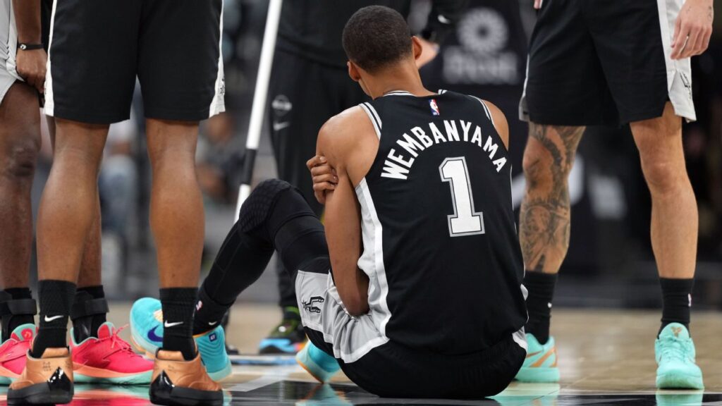 Wembanyama exits Spurs' game vs. 76ers with bruised rib